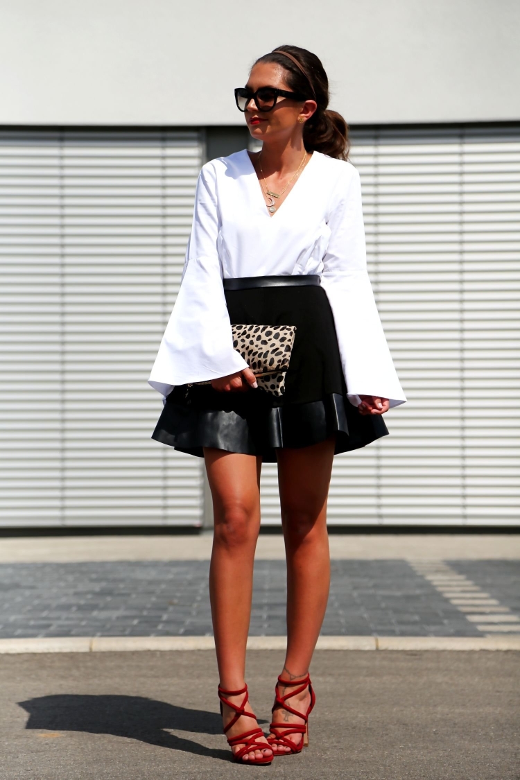 Платье и белая рубашка сверху лук