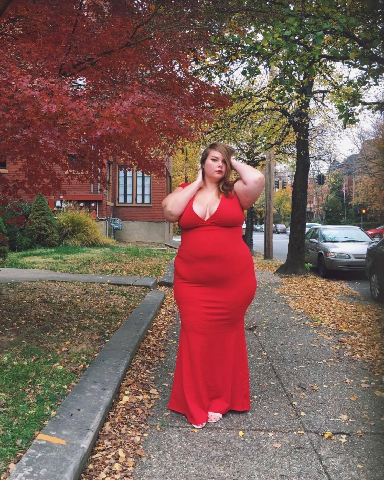 Толстая женщина в Красном платье