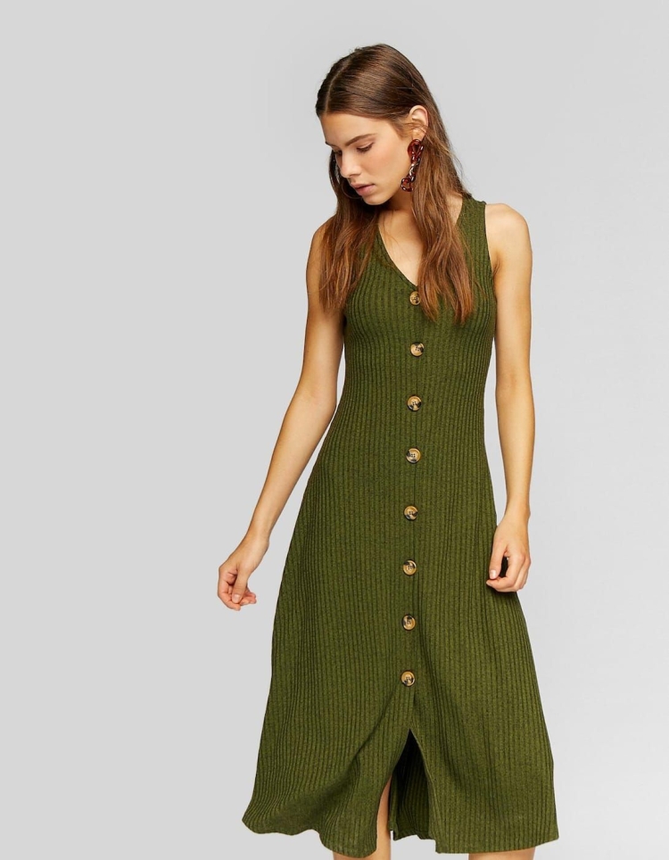 Девушки в платьях на пуговицах