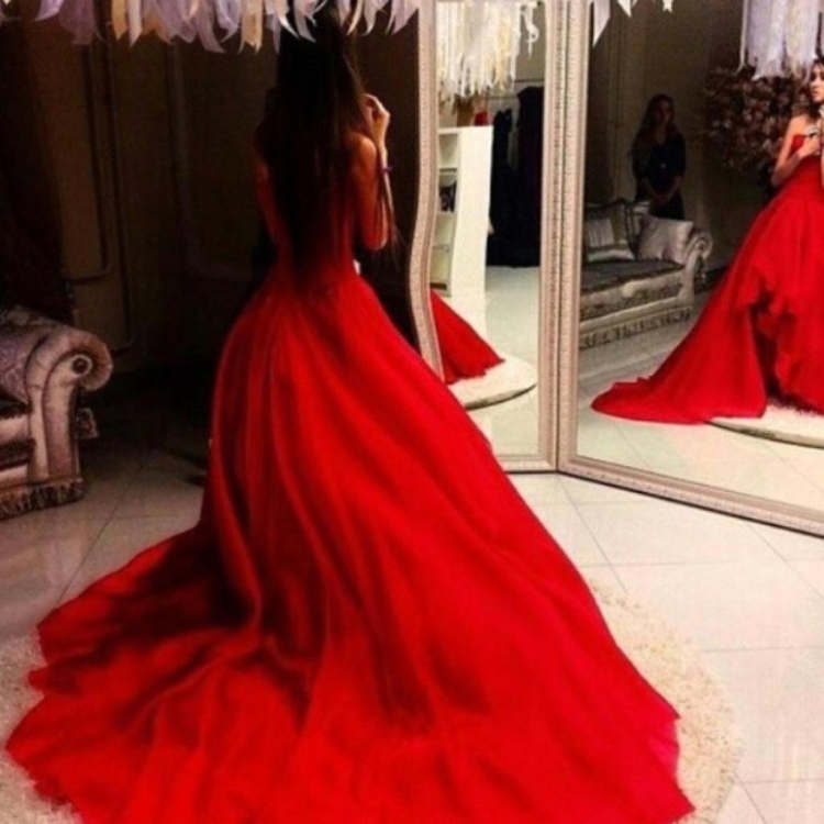 Девушка в Вечернем пышном платье со спины