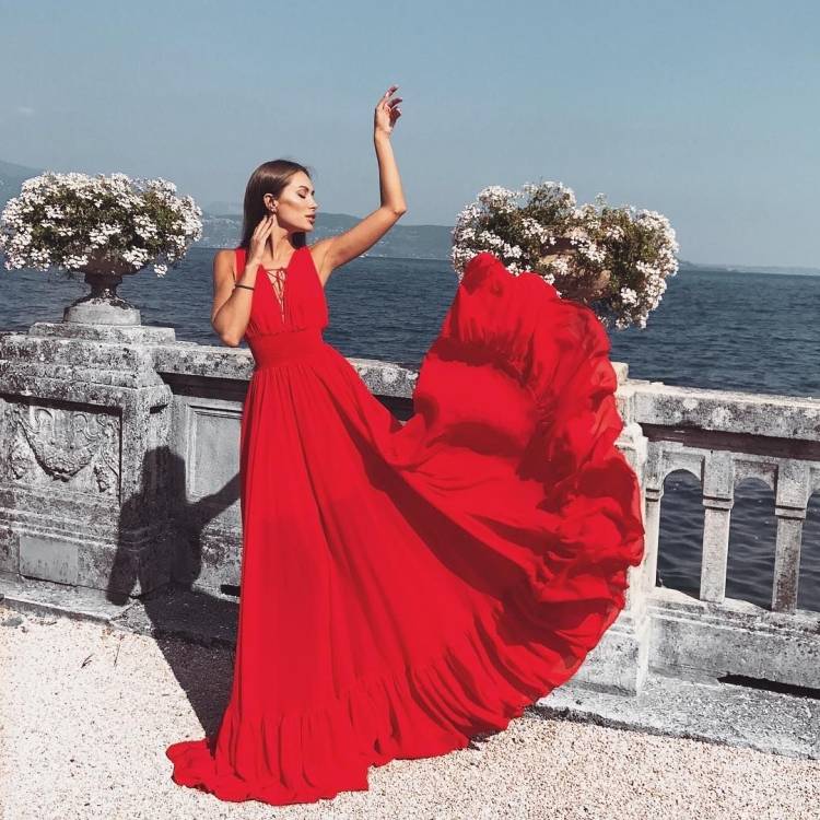 Богатая девушка в платье