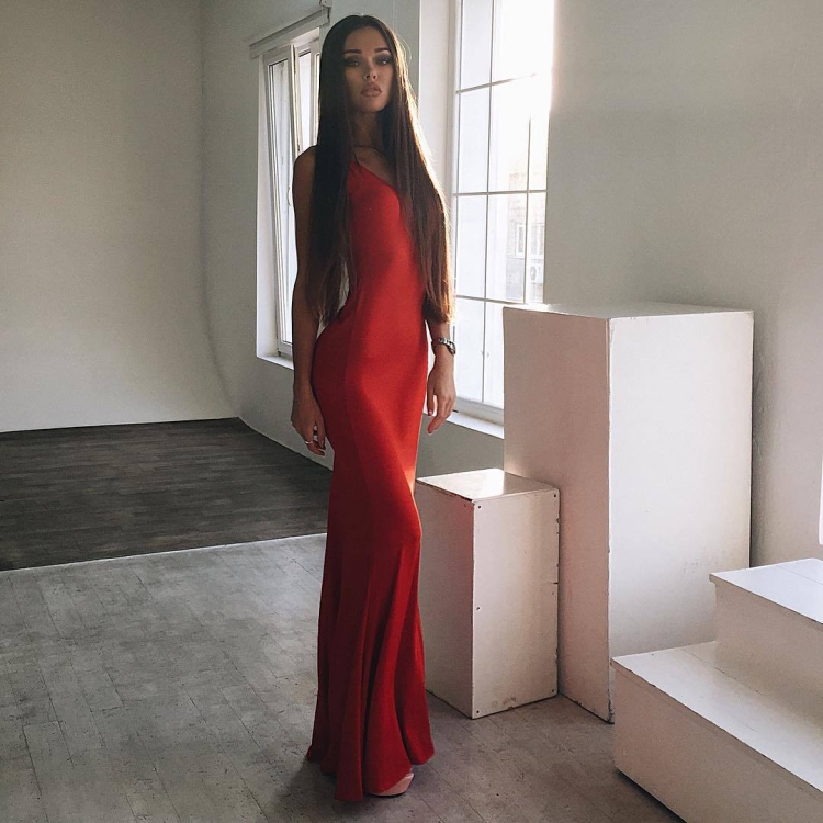 Натали Даниш в платье