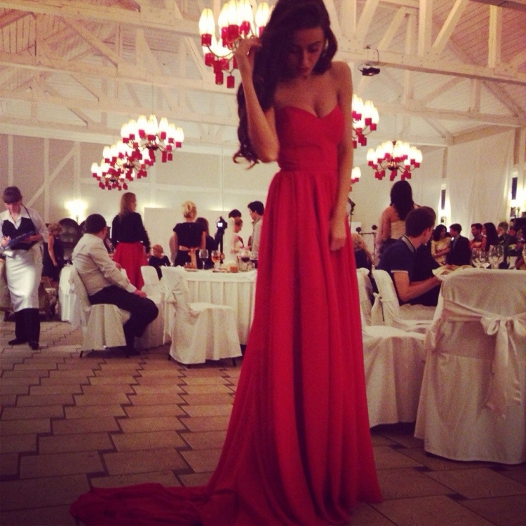 Девушка в Вечернем платье без лица