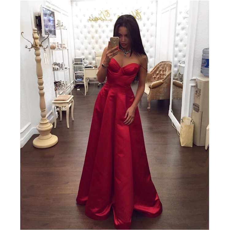 Красное атласное платье в пол