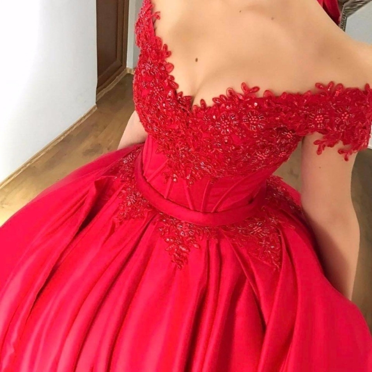 Шикарное красное платье