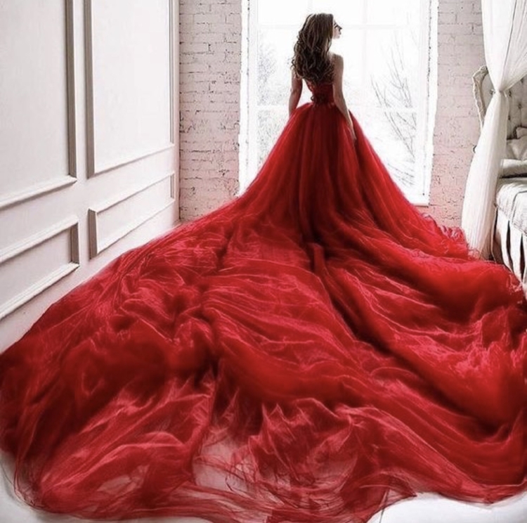 Девушки в пышных красных платьях без лица