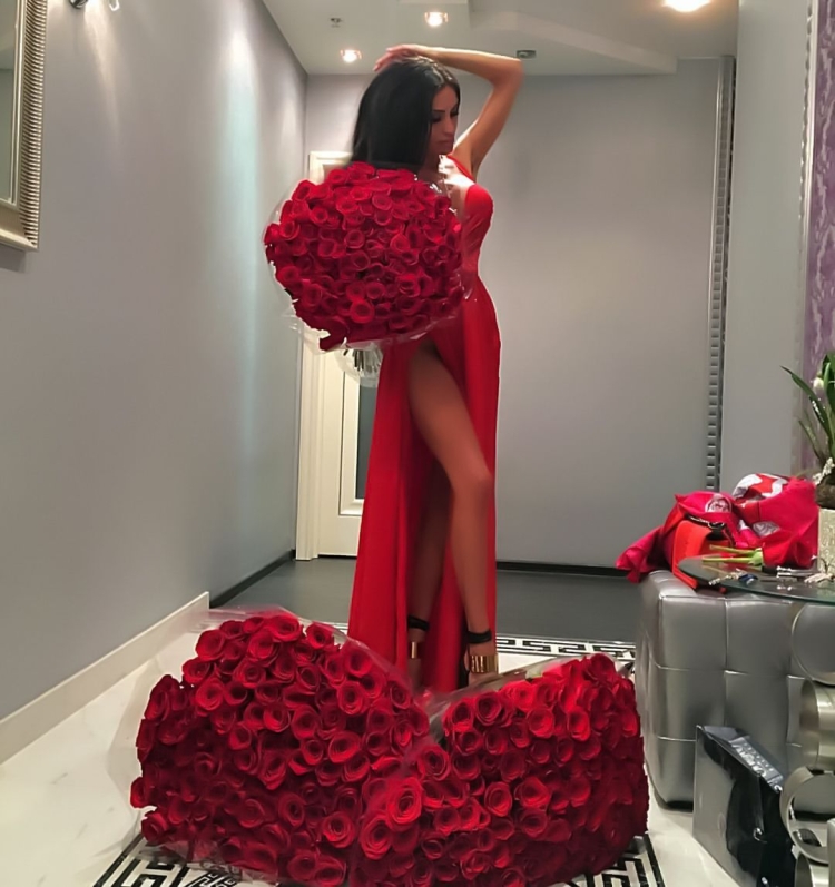 Девушка в платье с цветами