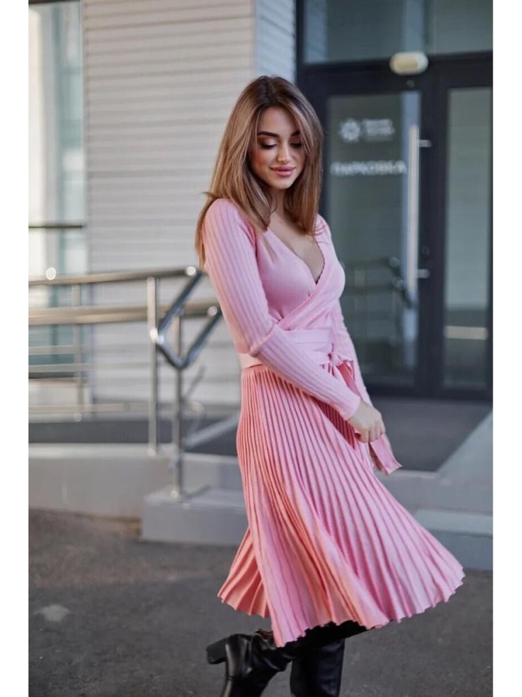 Платье белое с юбкой гофре и бежевой жилеткой