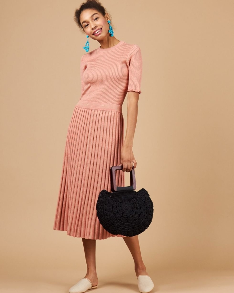 Бежевое платье из тонкого трикотажа