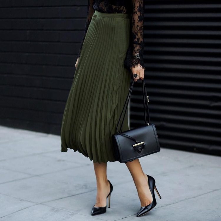 Платье с плиссированной юбкой 2022