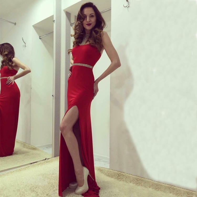 Красное платье с разрезом