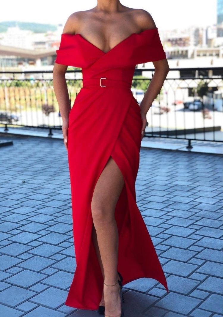 Красное платье с открытым декольте