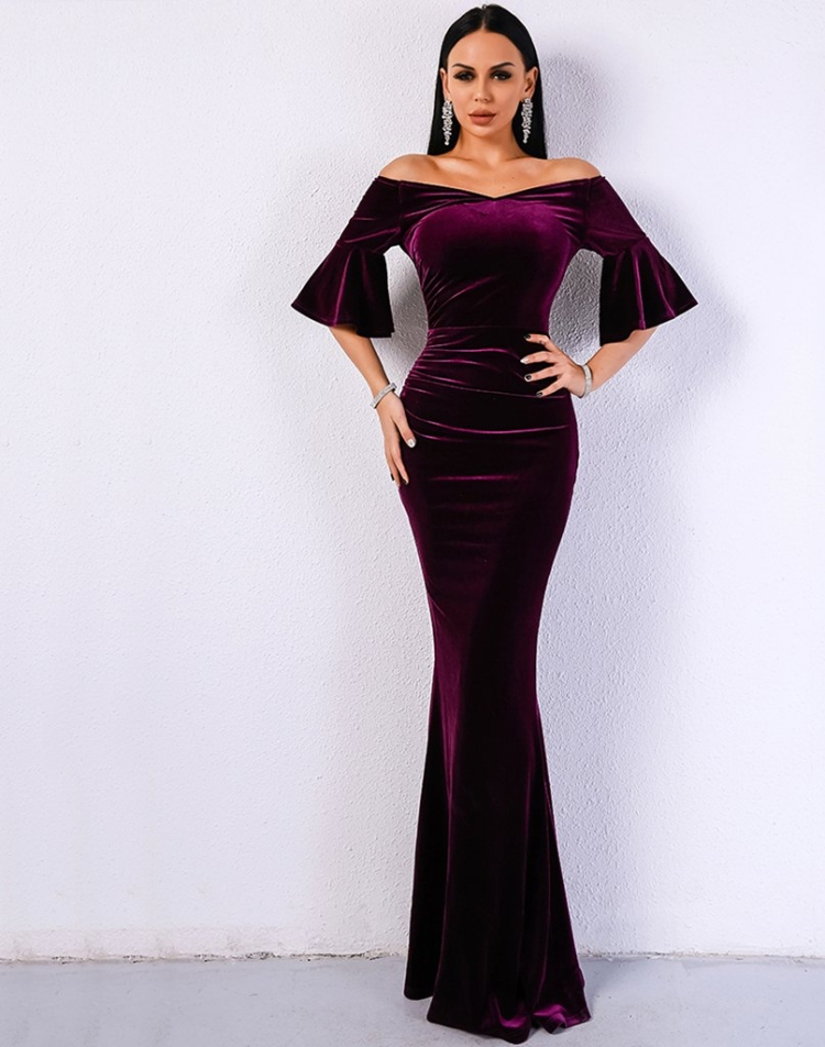 Длинное вечернее платье из бархата