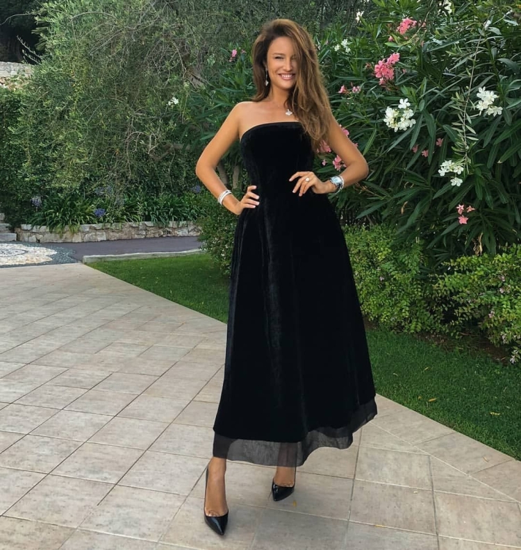 Бородина в черном бархатном платье