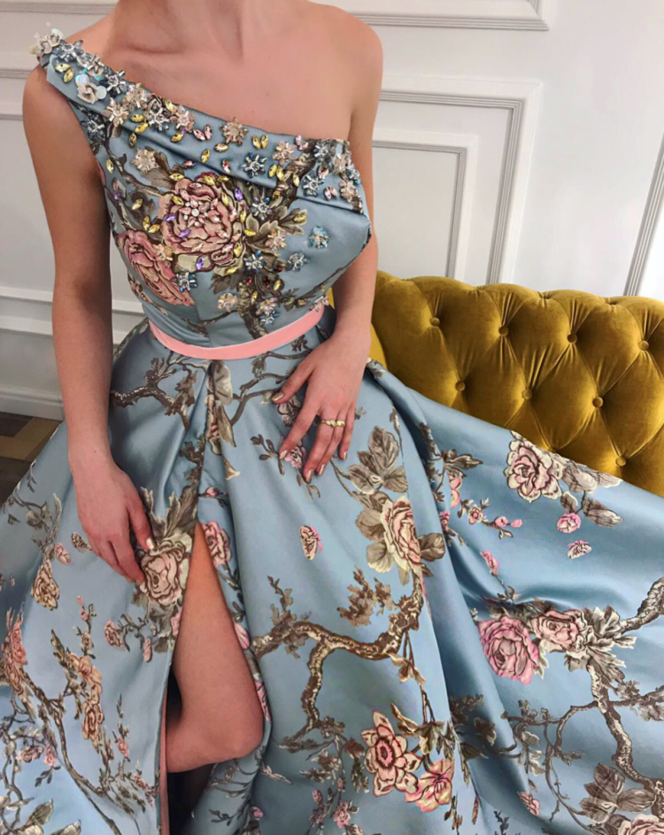 Девушка в шелковом платье