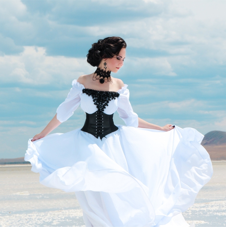 Белое платье с черным корсетом