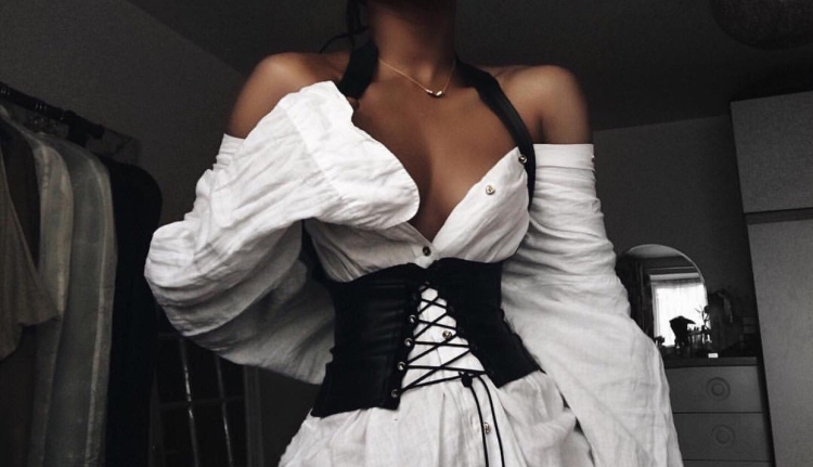 Белое платье с черным корсетом