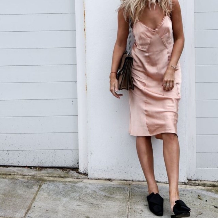 Красное атласное платье