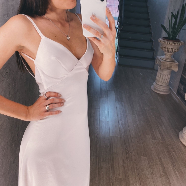 Белое атласное платье на бретельках