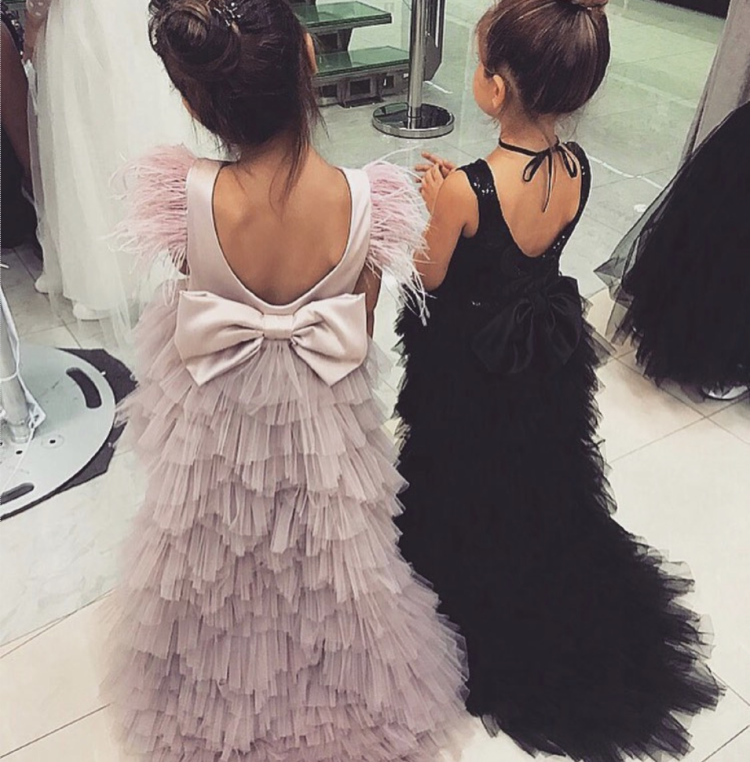 Детское платье с перьями