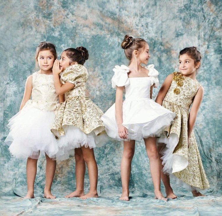 Много нарядных платьев для девочек