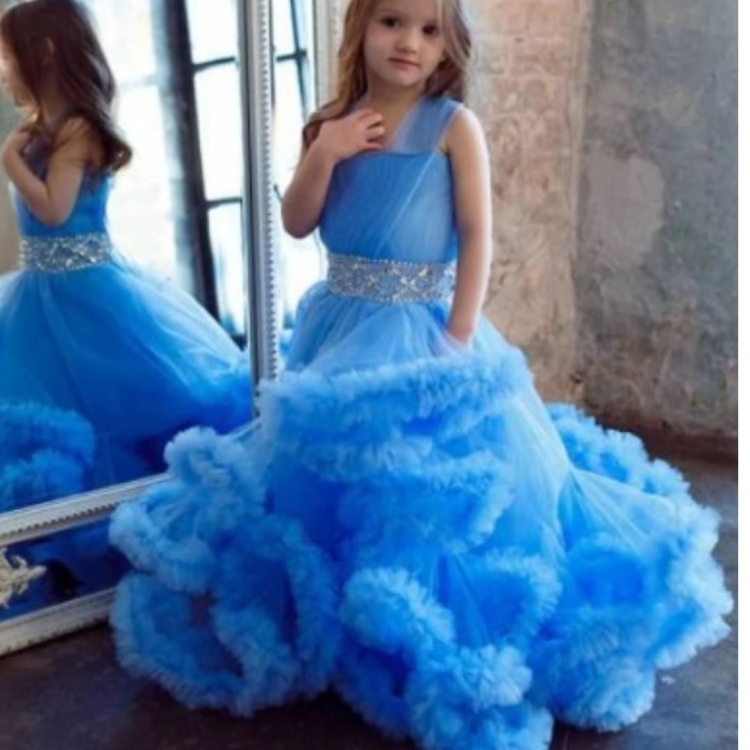 Девочка в голубом пышном платье
