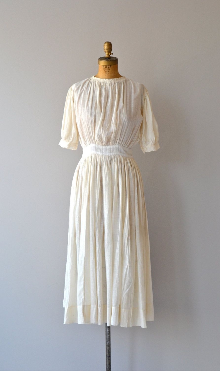 Старое белое платье