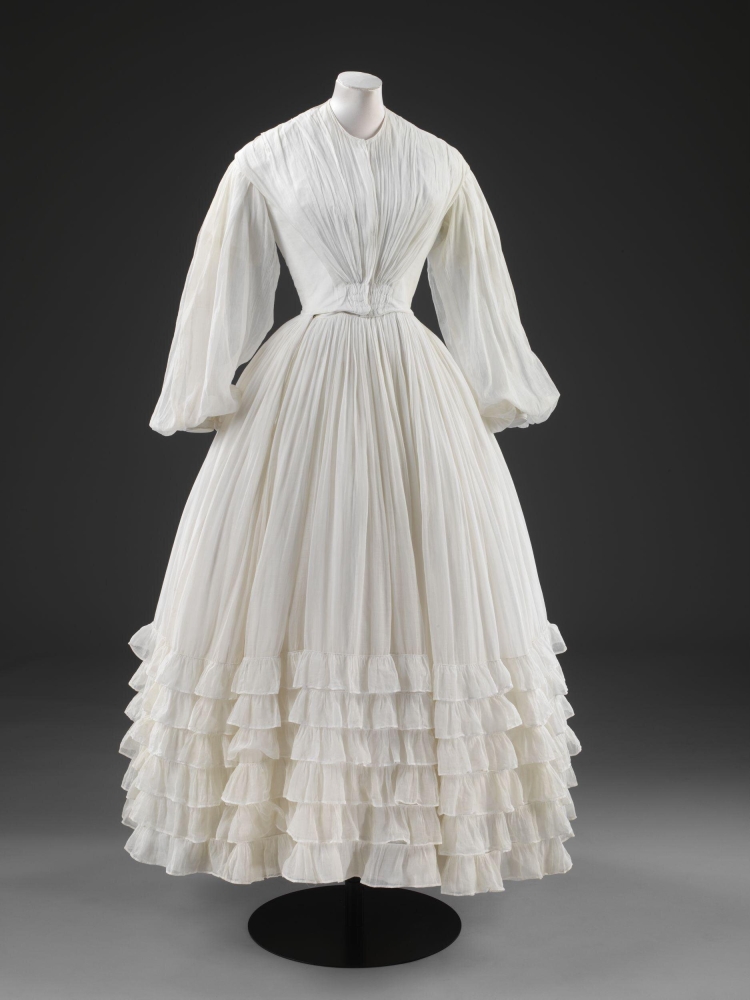 Белое платье в викторианском стиле