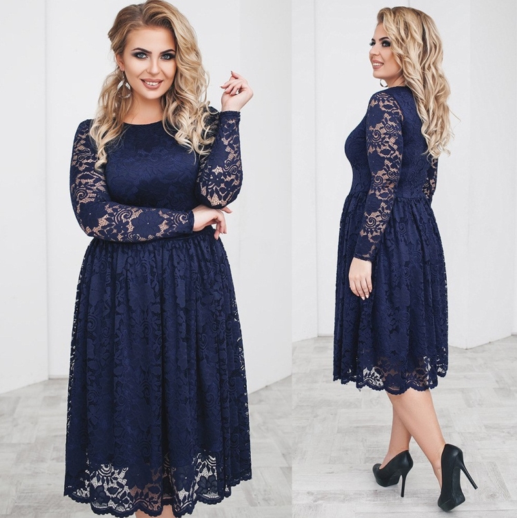 Платье с темно синем гипюром