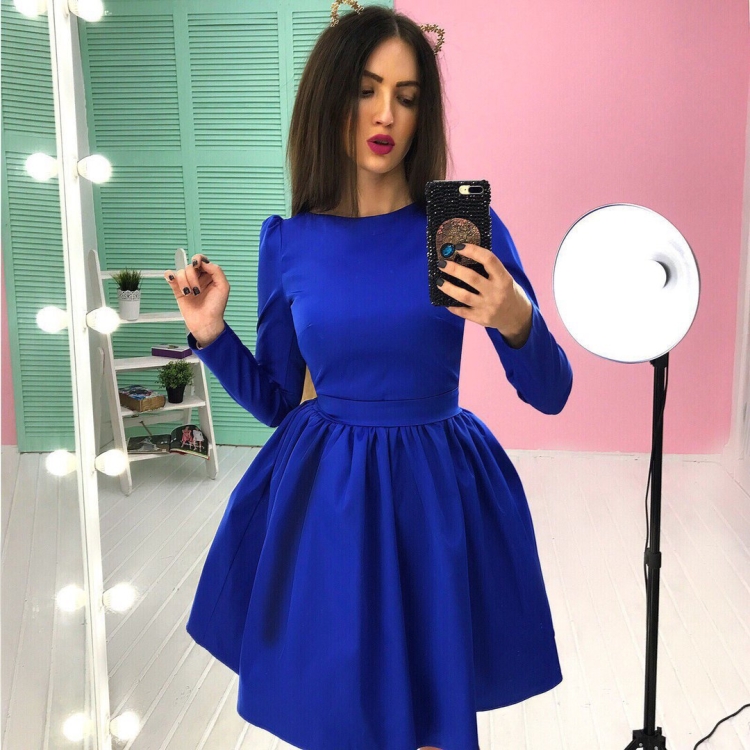 Приталенное платье с пышной юбкой