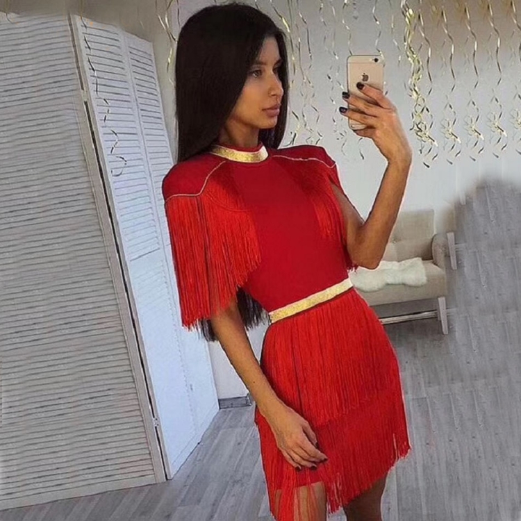 Платье с висюльками на плечах