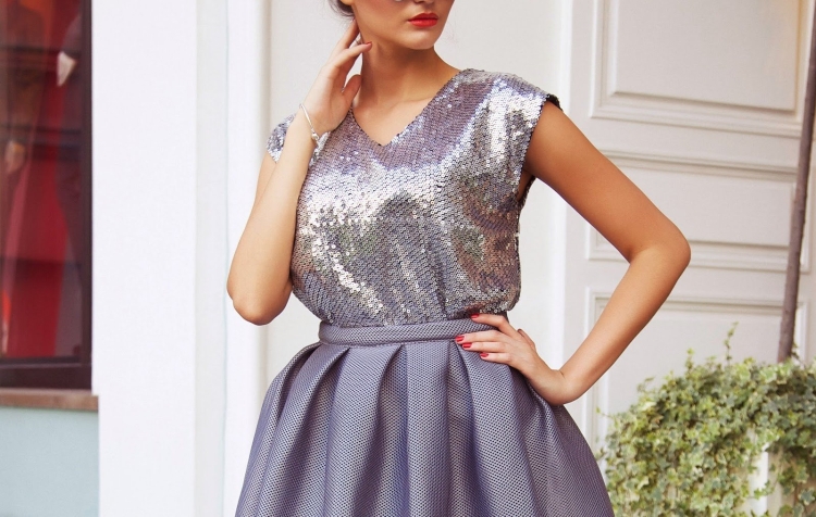 Платье атласное с пайетками