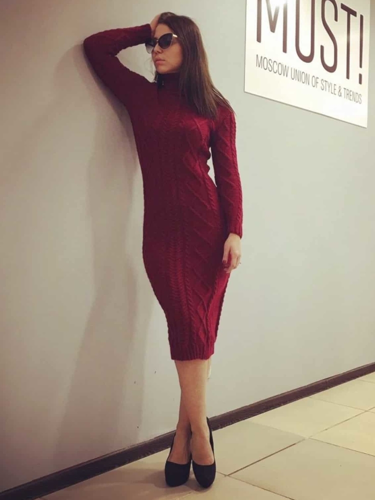Бордовое трикотажное платье