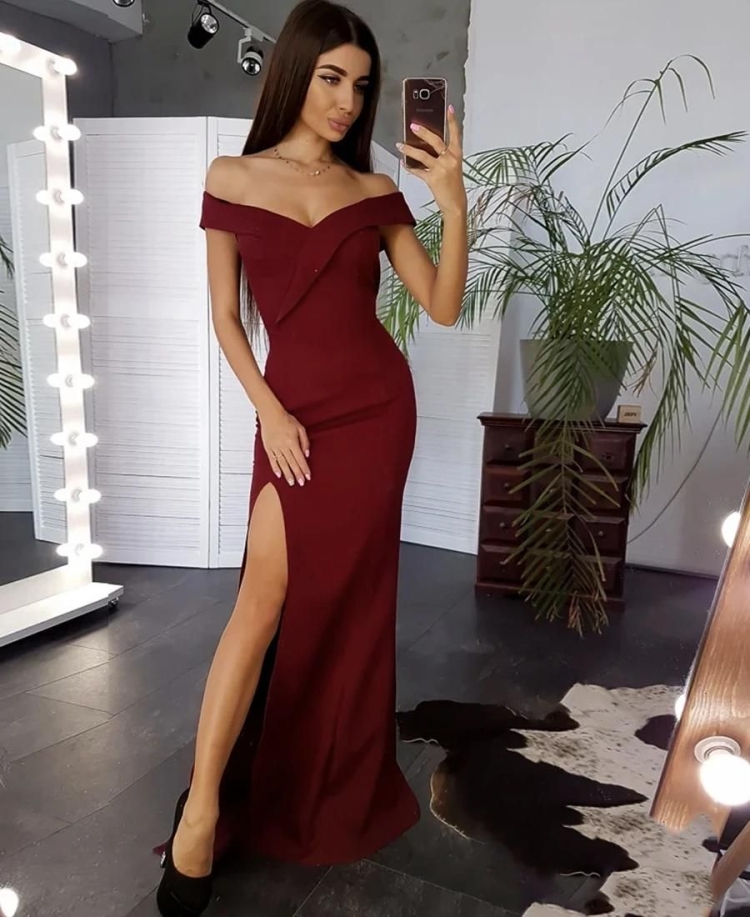 Длинное бордовое платье с разрезом