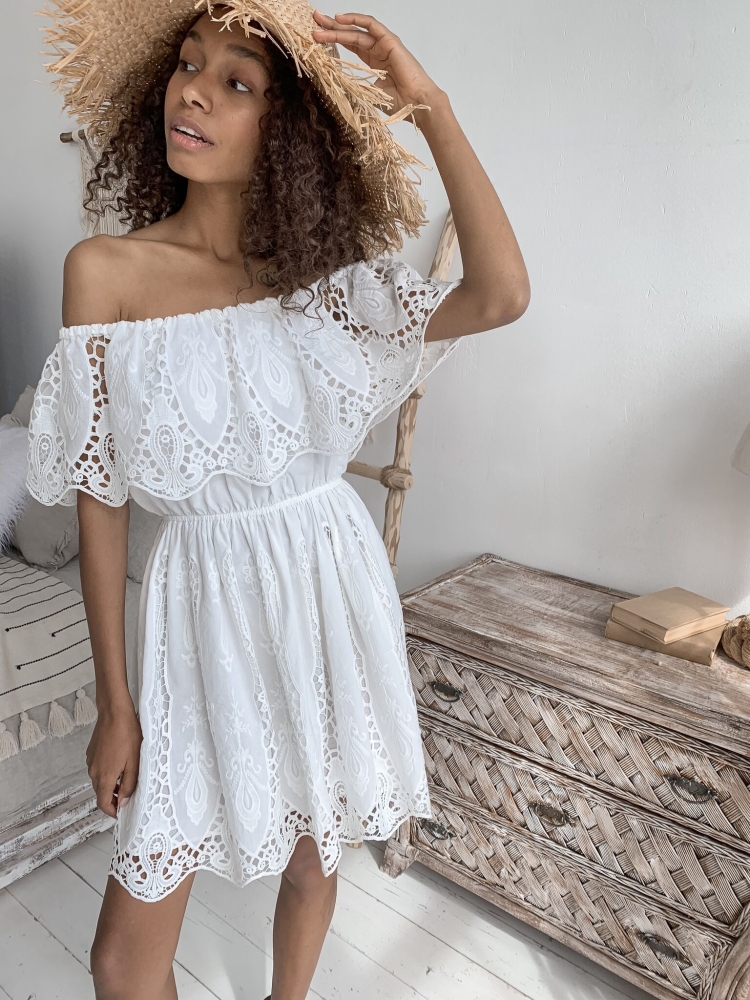 Платье из ткани шитье