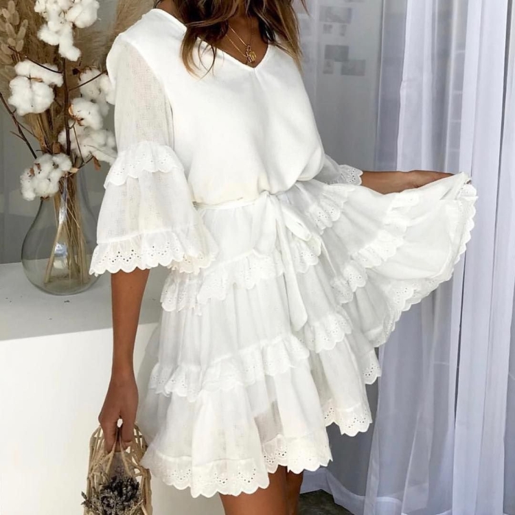 Белое платье с оборками