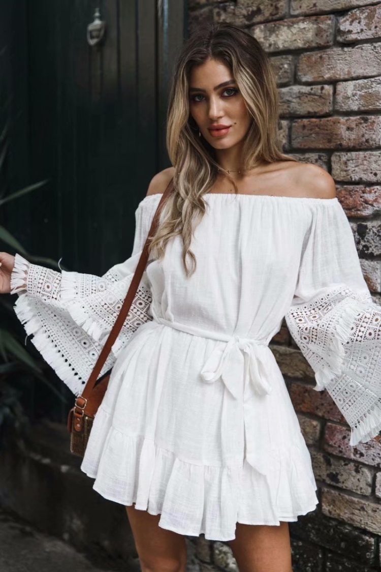 Платье пляжное белое с открытыми плечами