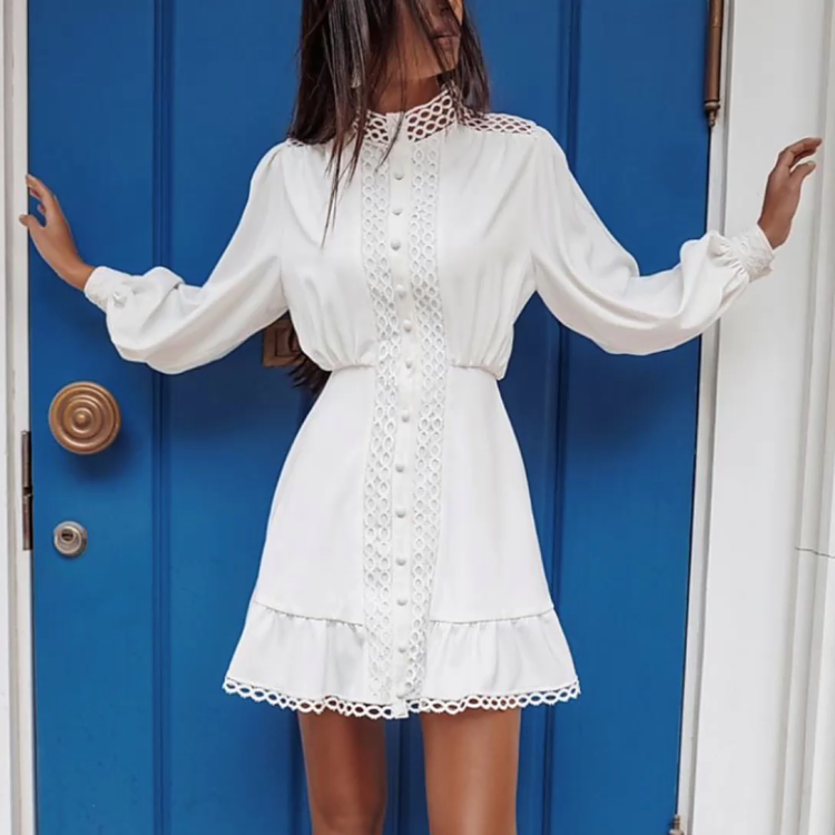 Белое платье с рукавами фонариками