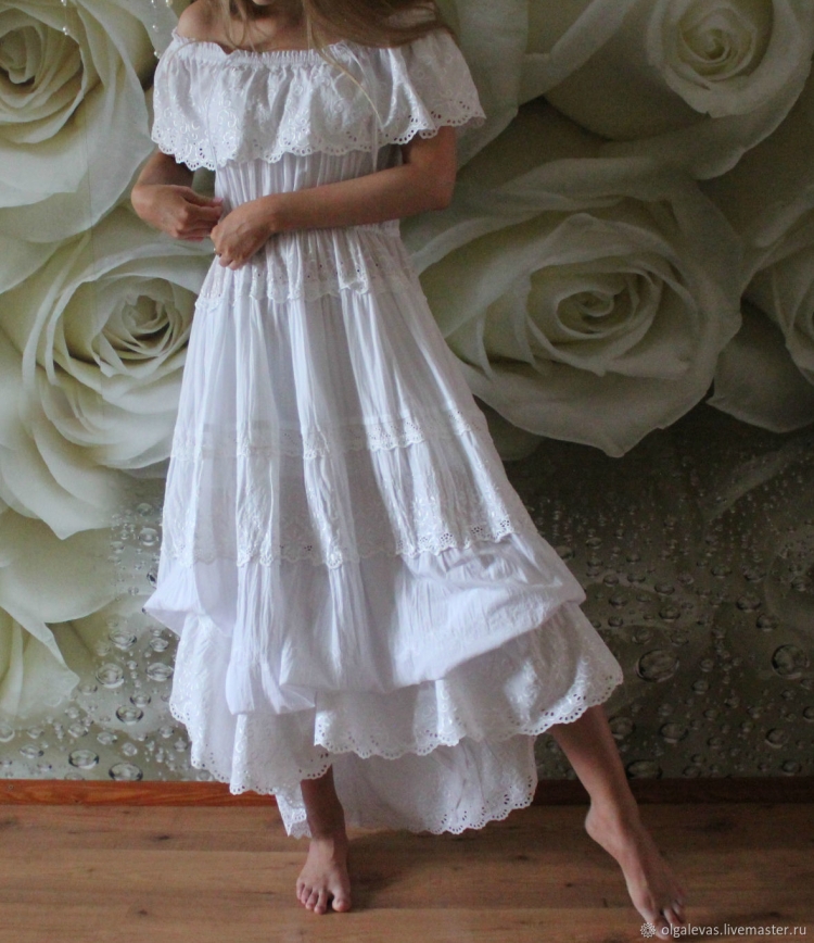 Белое платье в стиле бохо