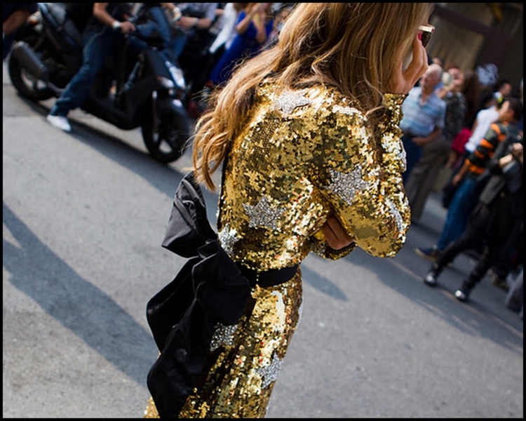 Золотое платье стритстайл