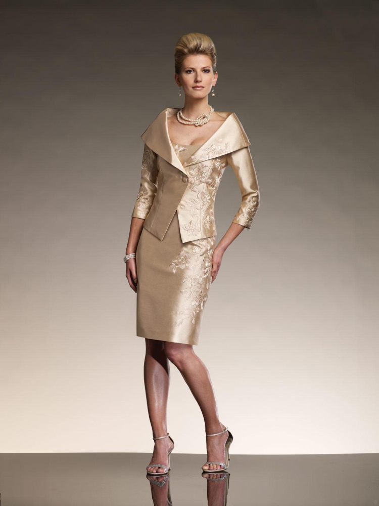 Платья и костюмы для торжественных случаев