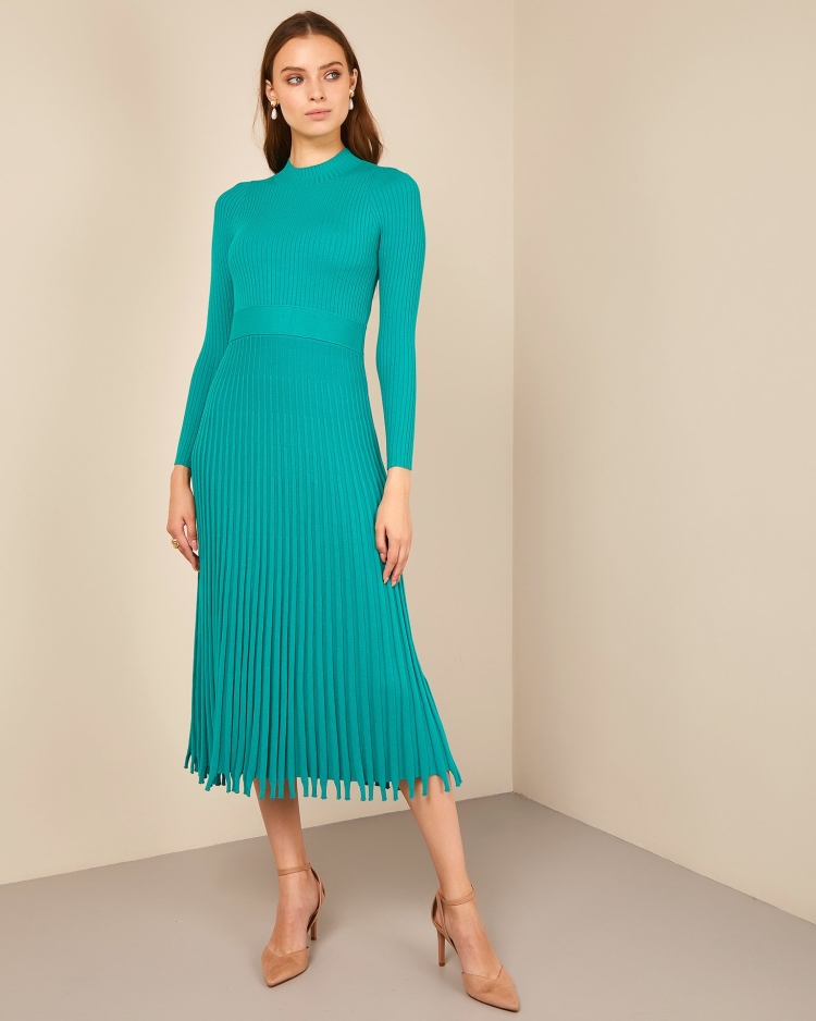 Розовое длинное плиссированное платье