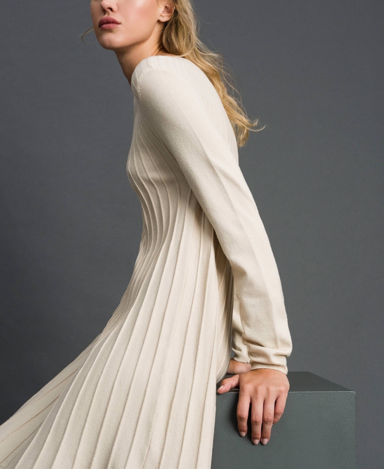 Плиссированное платье без рукавов