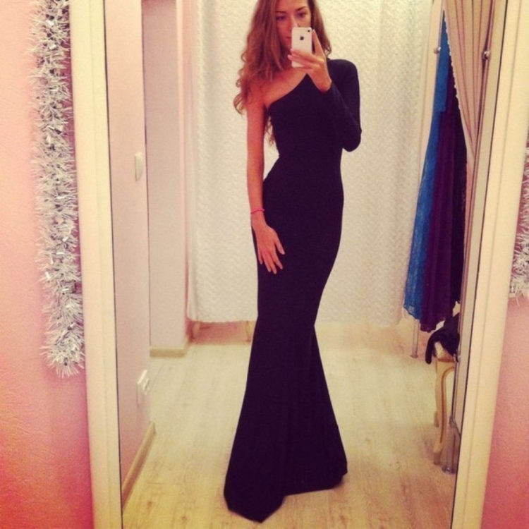 Вечернее платье в пол с одним рукавом