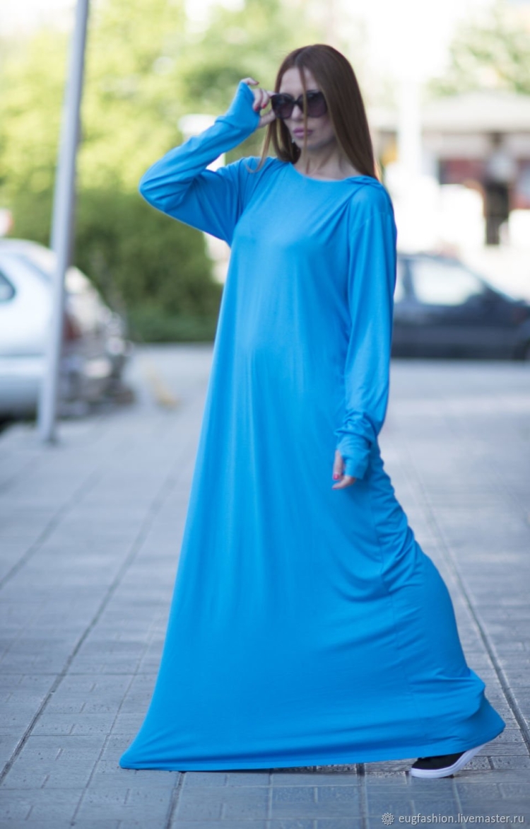 Платье с капюшоном длинное