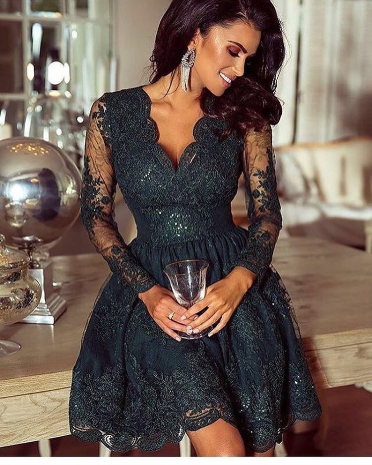 Красивое черное кружевное платье