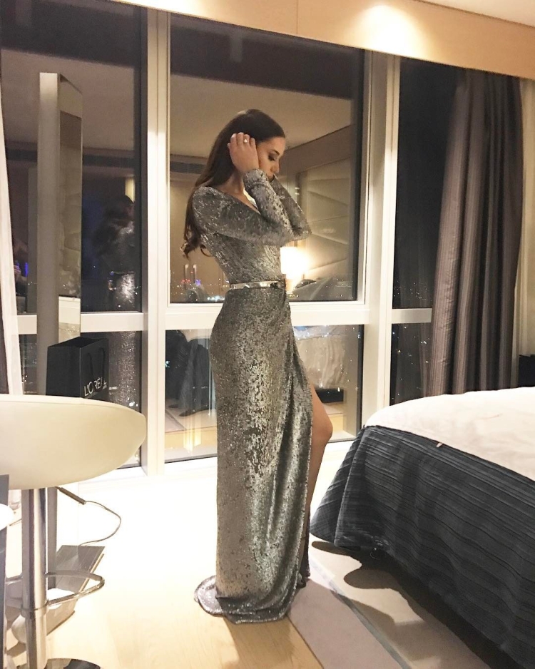 Фахрие Эвджен в платье