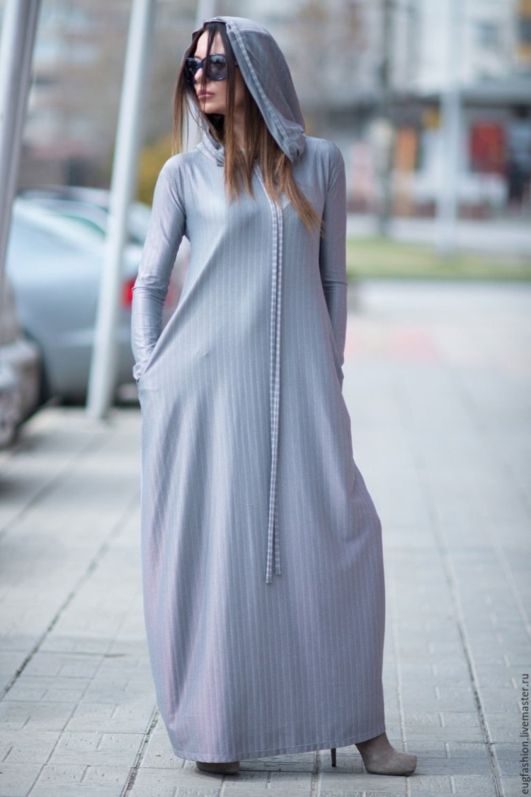 Платье с капюшоном