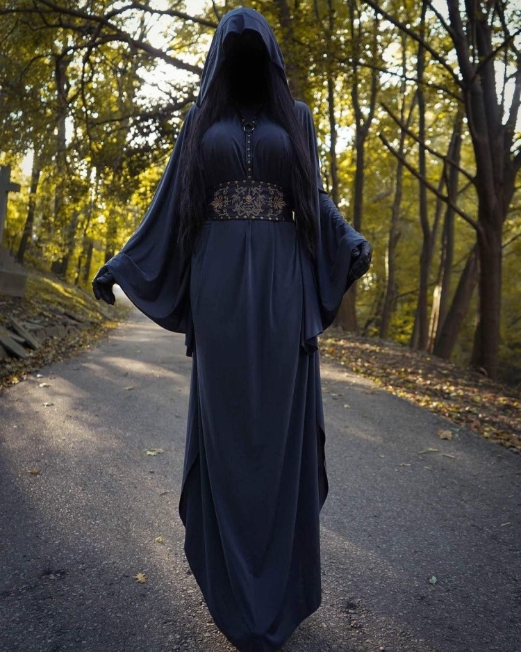 Женщина в балахоне