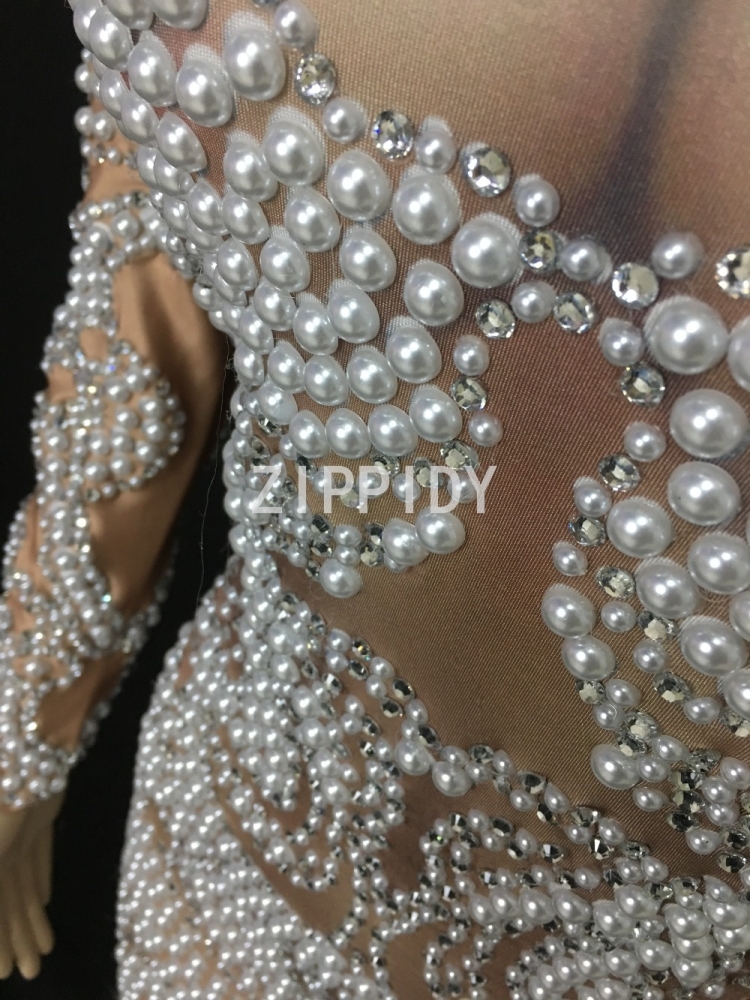 Платье украшенное жемчугом